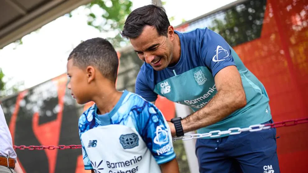 Carles Martínez Novell giao lưu trong ngày tập đầu tiên cùng Bayer Leverkusen