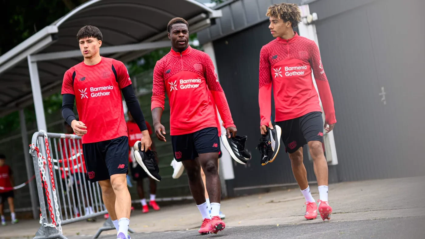 Ba cầu thủ trẻ Bayer Leverkusen rời sân tập sau buổi tập