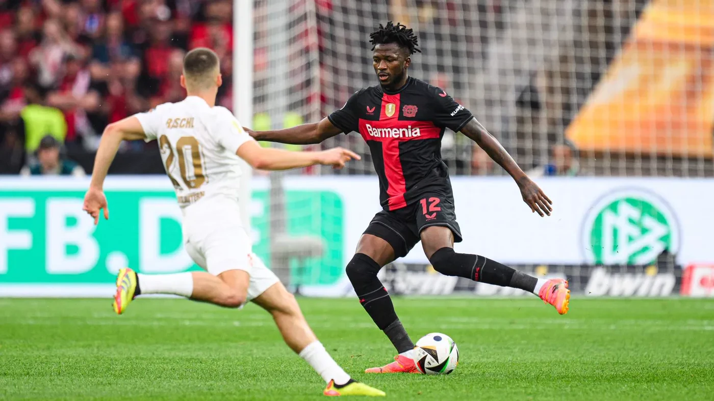 Edmond Tapsoba kiểm soát bóng trong một trận đấu của Bayer Leverkusen