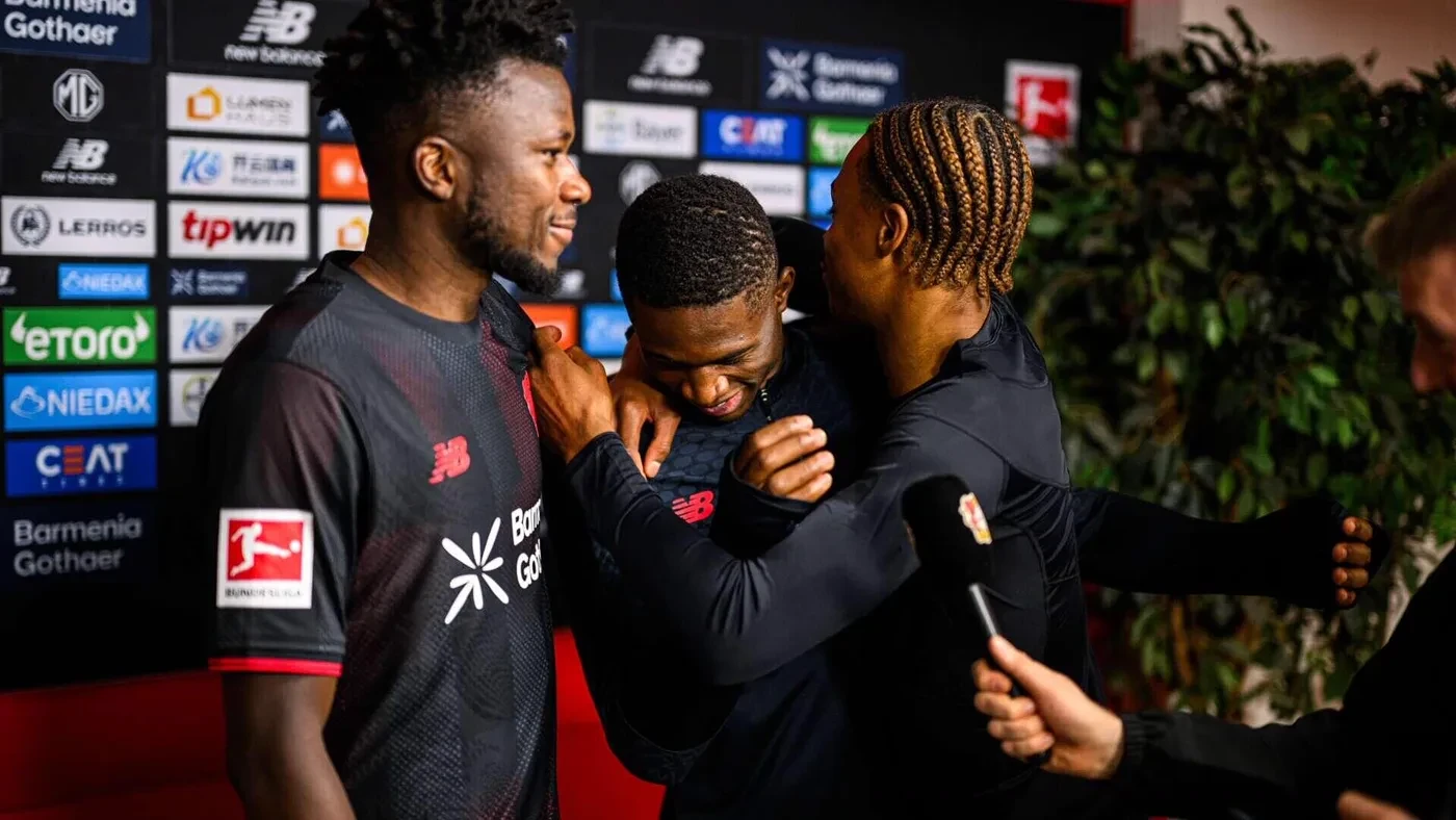 Edmond Tapsoba trao đổi cùng các đồng đội Bayer Leverkusen