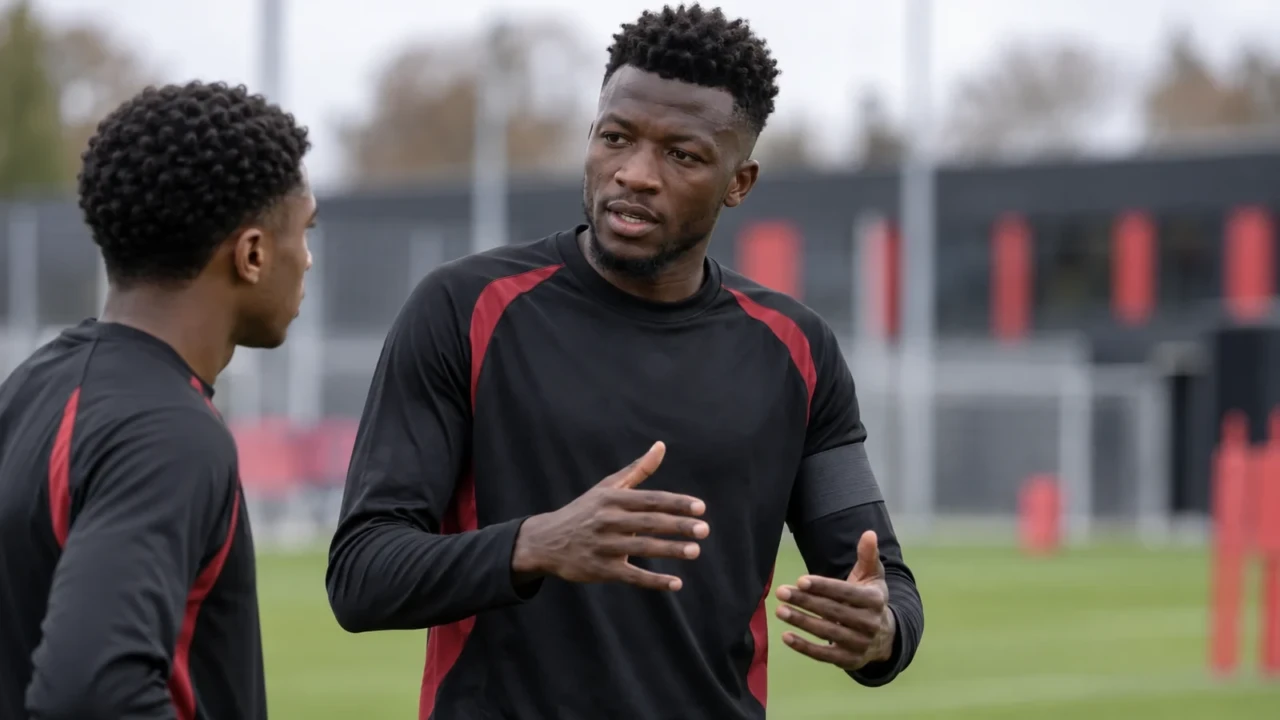 Edmond Tapsoba trao đổi vị trí với đồng đội trên sân tập Bayer Leverkusen