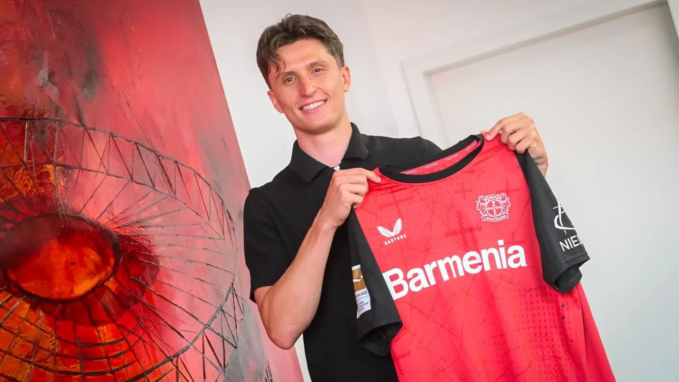 Tim Oermann cầm áo Bayer Leverkusen trong ngày ký hợp đồng