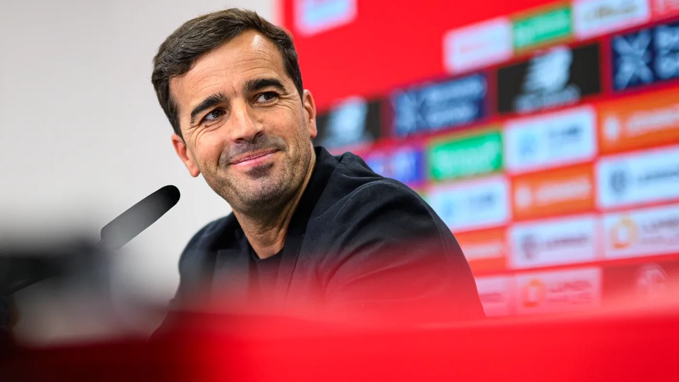 Carles Martínez Novell tại buổi họp báo của Bayer Leverkusen
