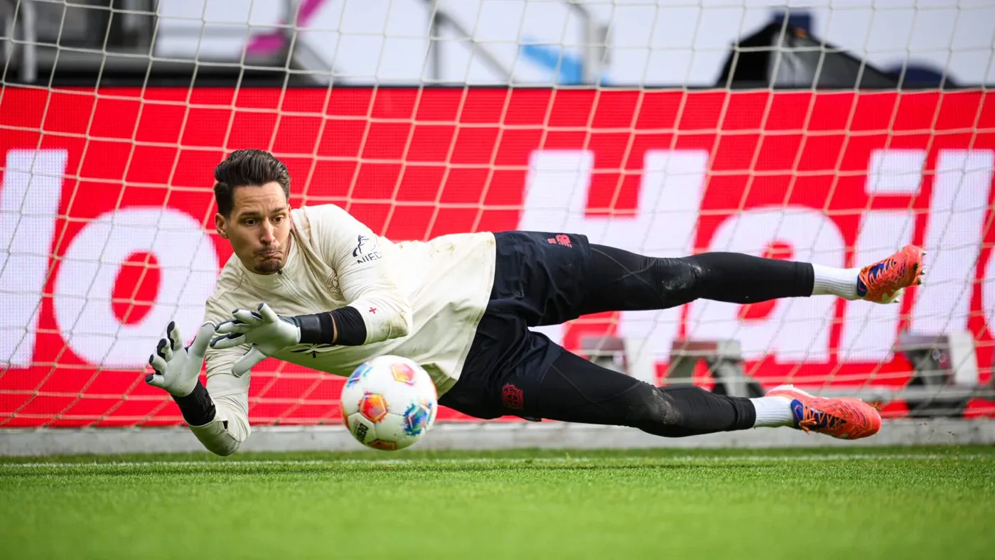 Janis Blaswich đổ người bắt bóng trong khung thành Bayer Leverkusen