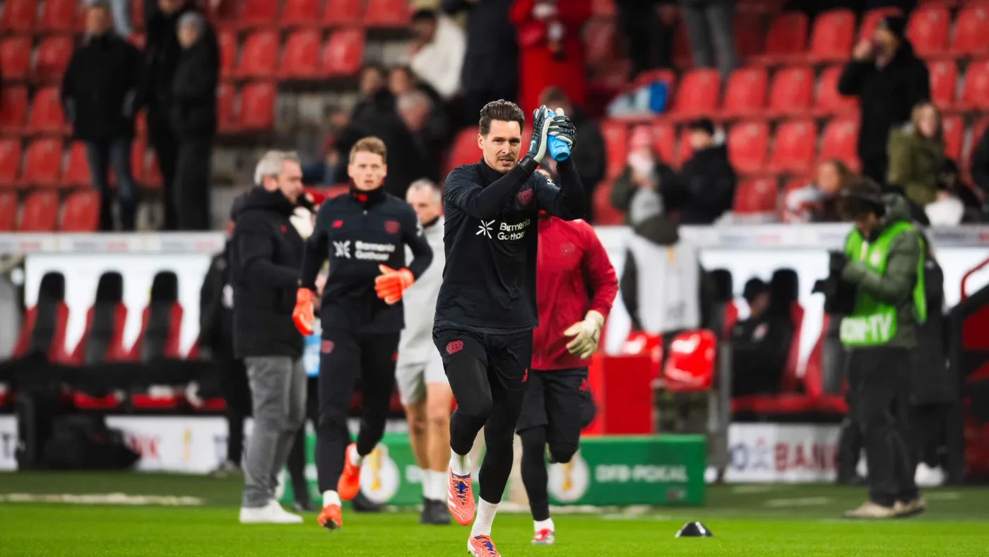 Janis Blaswich khởi động trước trận cùng Bayer Leverkusen