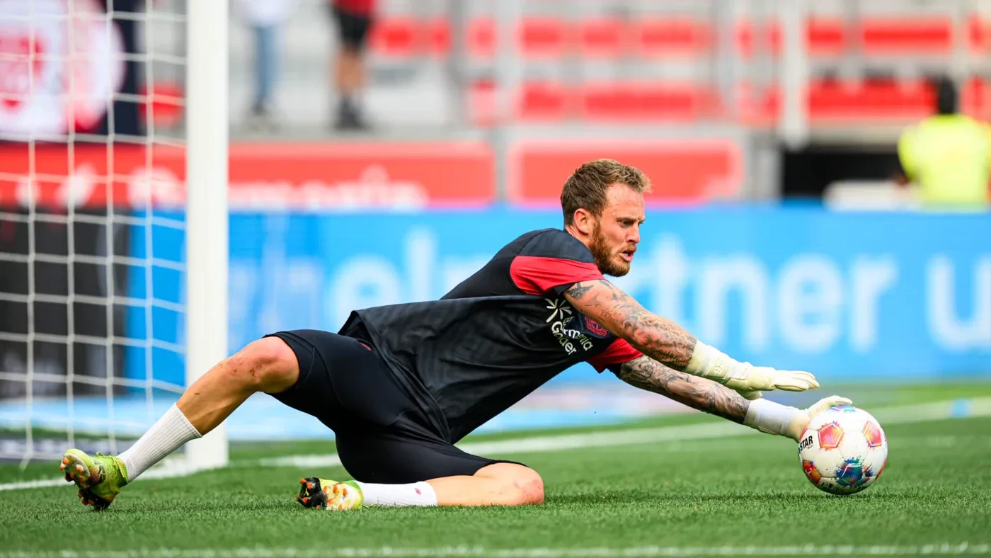 Mark Flekken đổ người bắt bóng trong buổi khởi động của Bayer Leverkusen