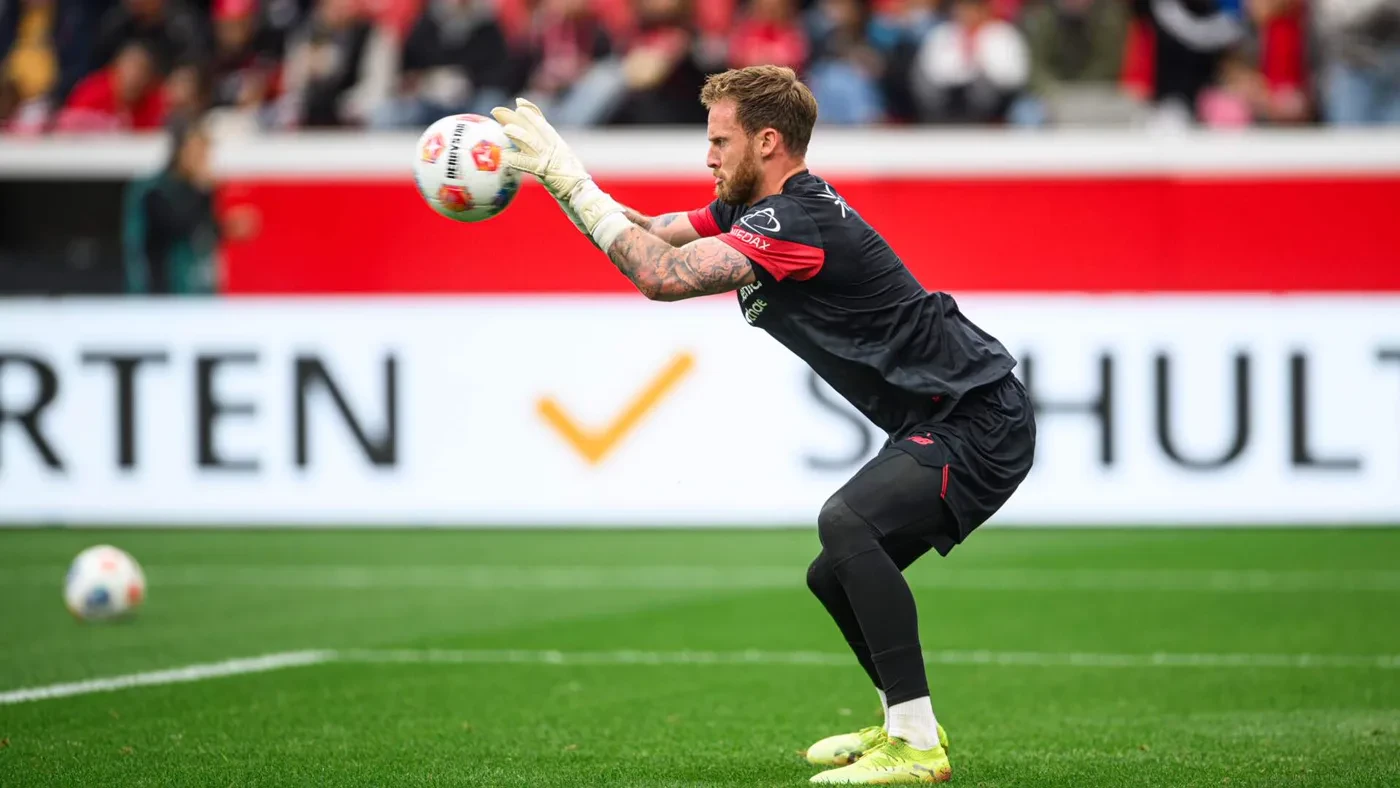 Mark Flekken bắt bóng bằng hai tay trong phần khởi động của Bayer Leverkusen