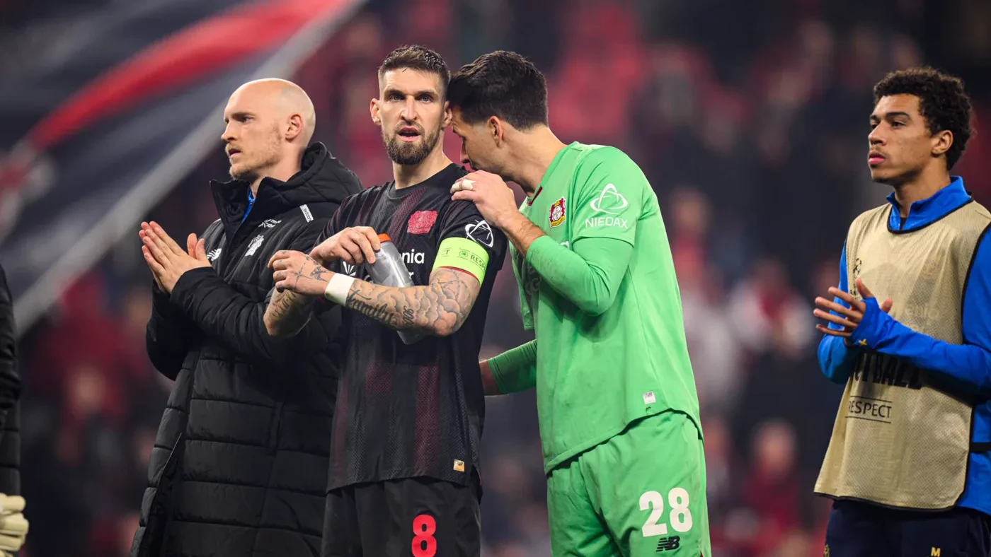 Niklas Lomb trao đổi với đồng đội Bayer Leverkusen sau trận