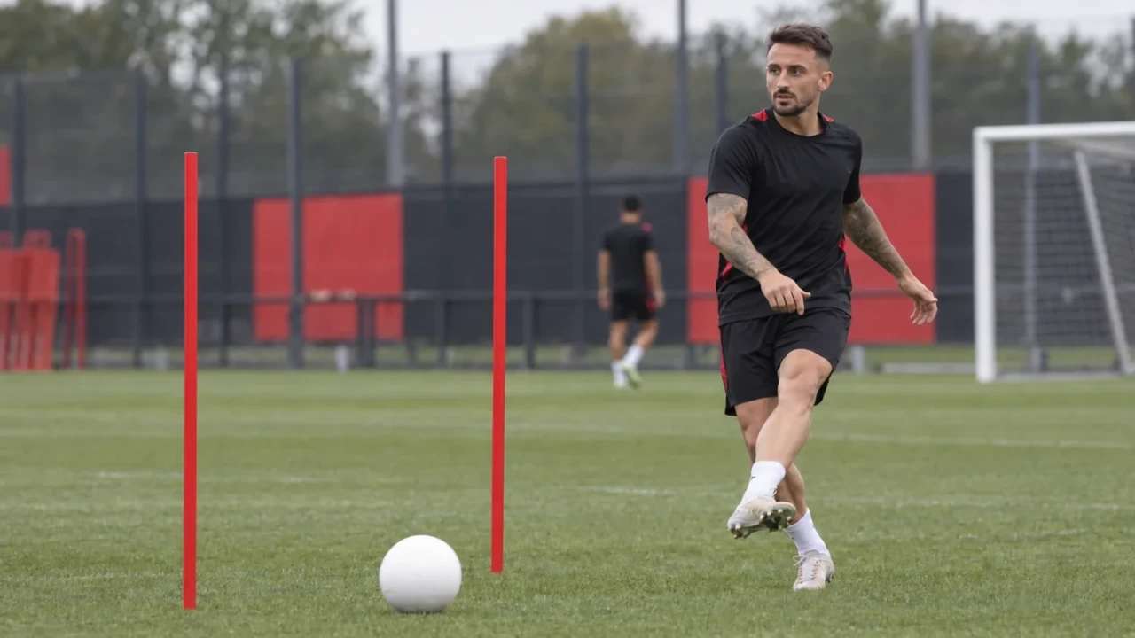 Aleix García chuyền bóng qua cổng tập và quan sát phía trước