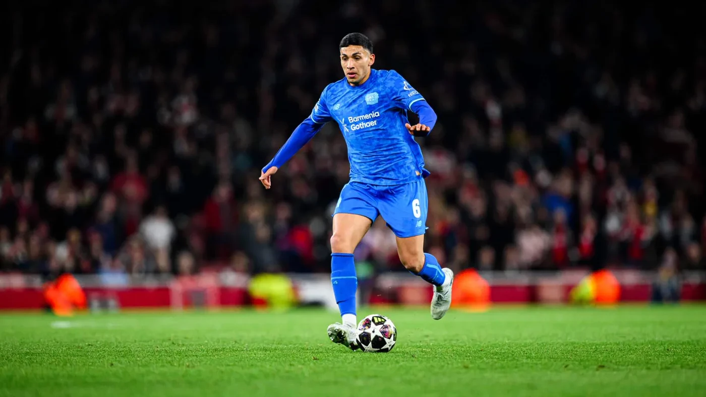 Ezequiel Fernández dẫn bóng trong một trận đấu của Bayer Leverkusen
