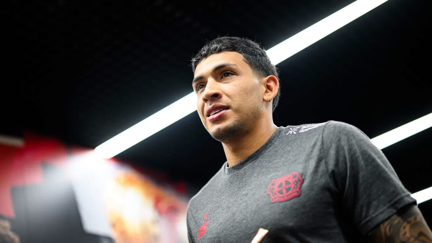 Ezequiel Fernández trong trang phục tập luyện của Bayer Leverkusen