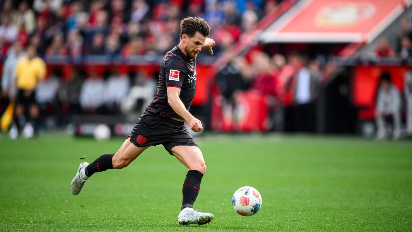 Jonas Hofmann thực hiện đường chuyền trong một trận đấu của Bayer Leverkusen