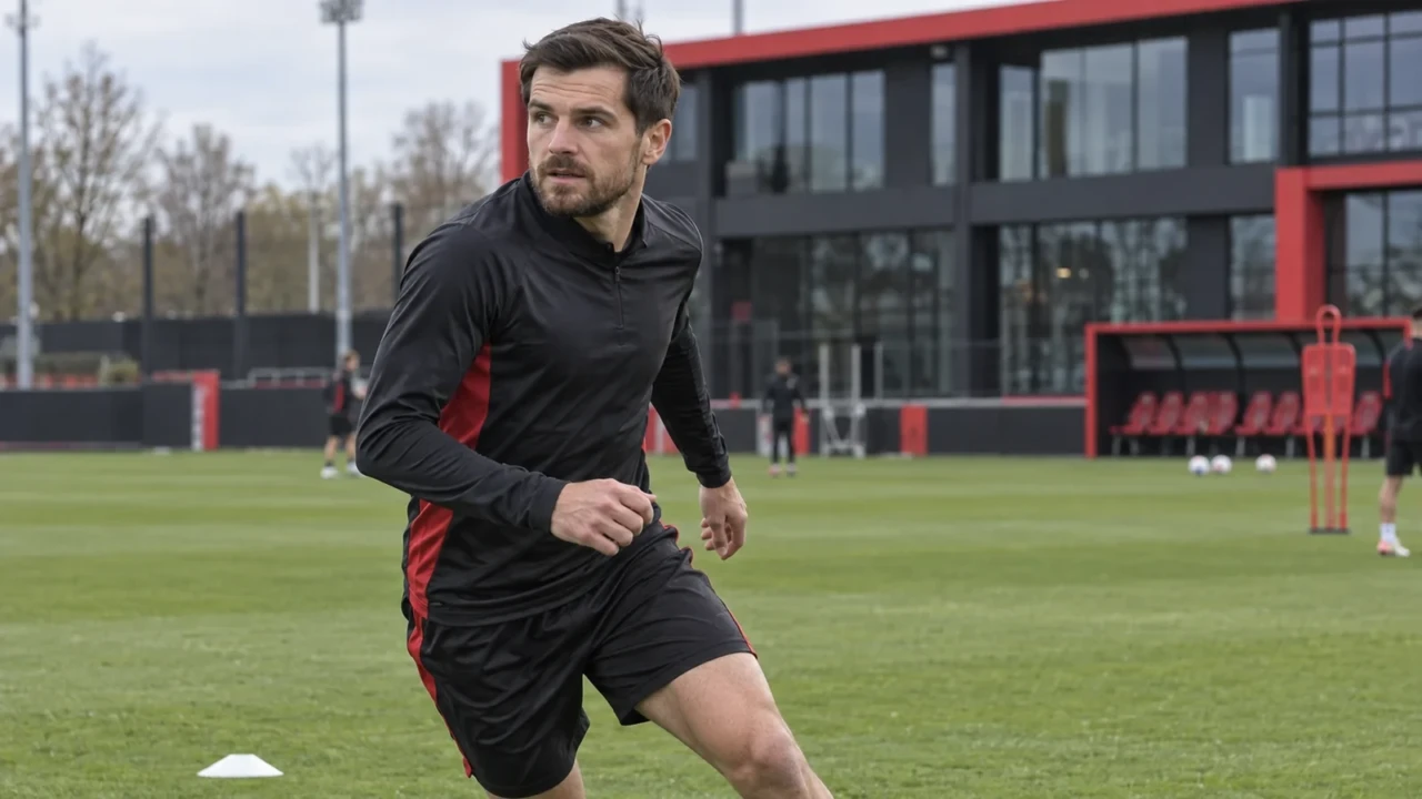 Jonas Hofmann quan sát phía sau trước khi bắt đầu chạy chỗ trên sân tập Bayer Leverkusen